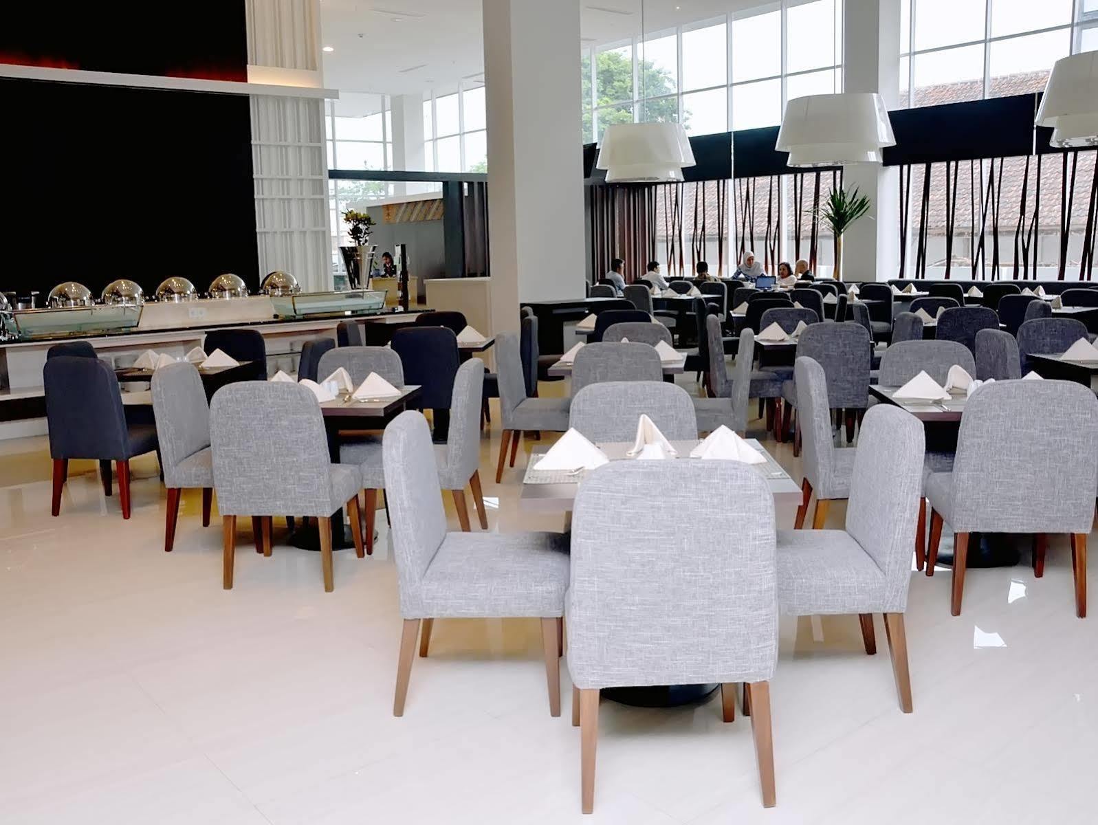 Hotel Santika Pekalongan Eksteriør bilde